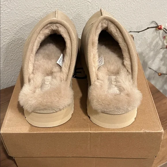 UGG Discoquette Slide Slippers in Mdsd. Size 8M. New. These run small. - Picture 5 of 10